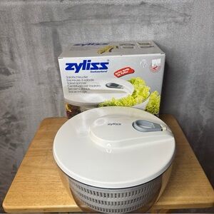 Zyliss Salad Spinner Pull Cord Style White Switzerland Works 10"